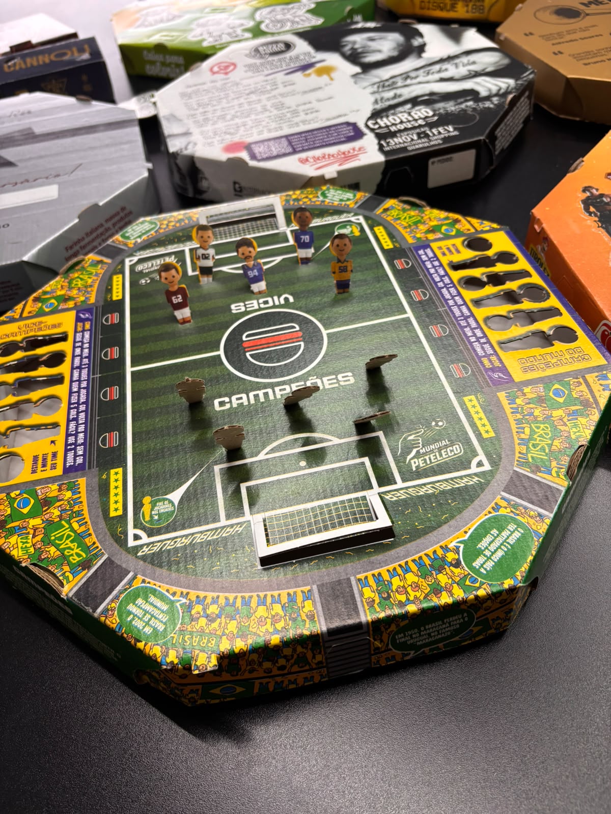 Caixa de pizza personalizada com jogo de futebol de botão, edição temática de campanha