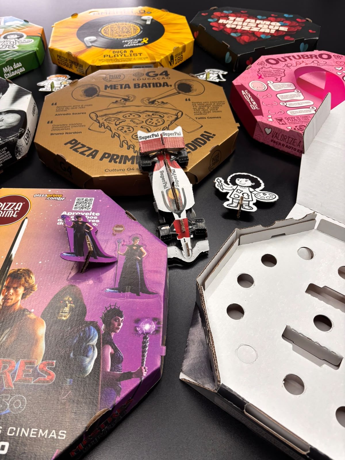 Projetos especiais OBX Lab: caixas com personagens, carrinho de corrida e encartes destacáveis